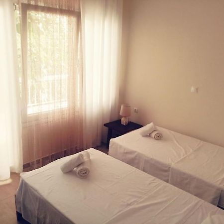 3 Room Apartment By The Beach - Free Parking Peraía Exterior foto