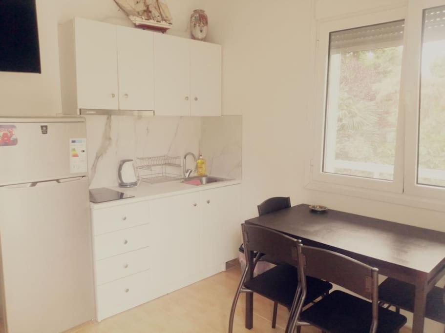 3 Room Apartment By The Beach - Free Parking Peraía Exterior foto